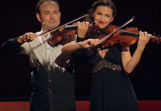 逗趣土耳其風的雙小提琴表演
